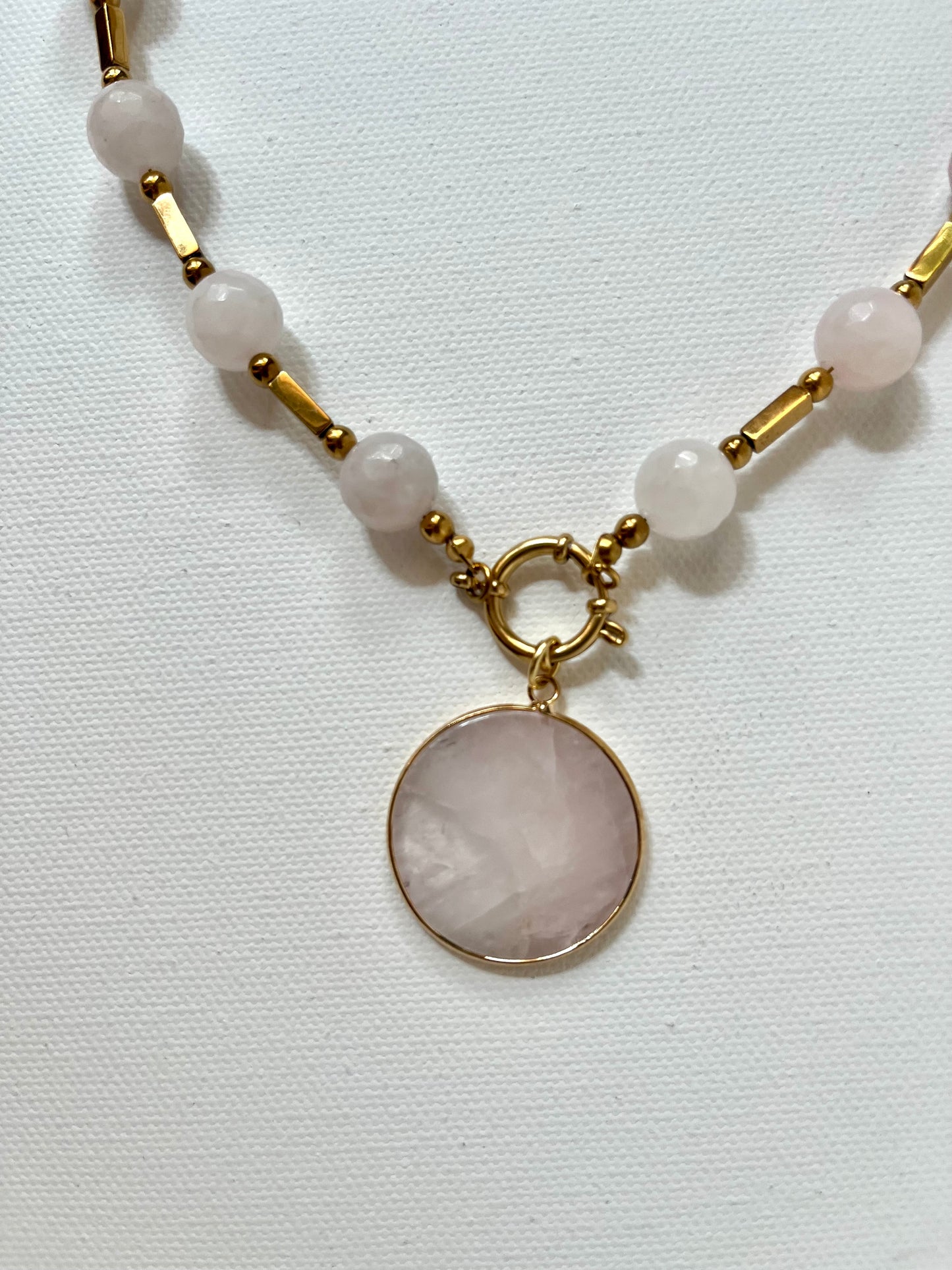 Naszyjnik z kamieni naturalnych z kwarcem różowym 12 mm i hematytami – L'Espace Wybrzeże | biżuteria handmade ze stali chirurgicznej