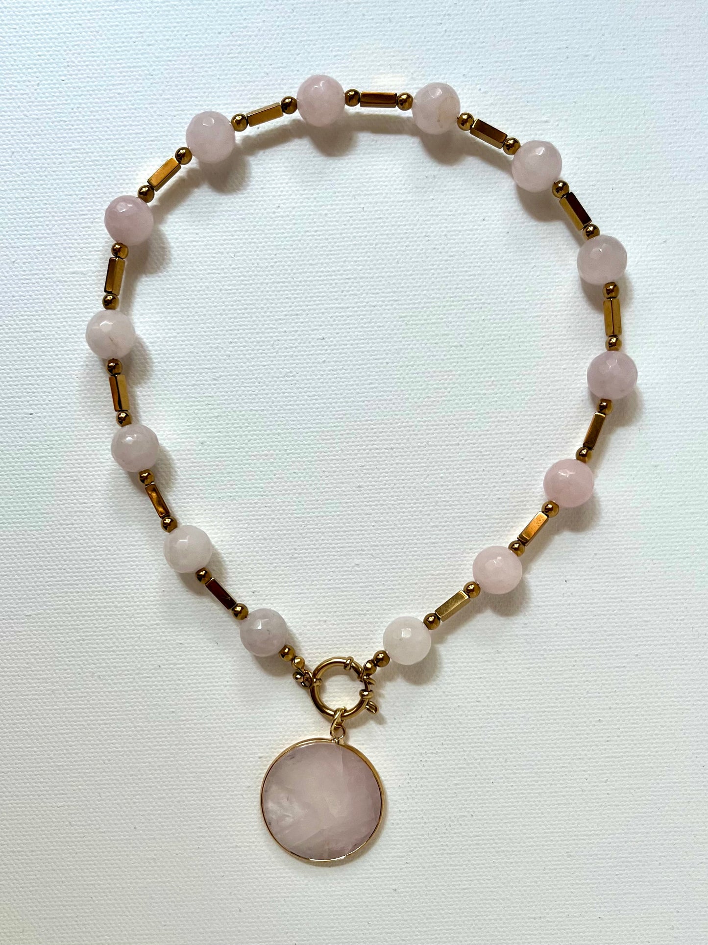 Naszyjnik z kamieni naturalnych z kwarcem różowym 12 mm i hematytami – L'Espace Wybrzeże | biżuteria handmade ze stali chirurgicznej
